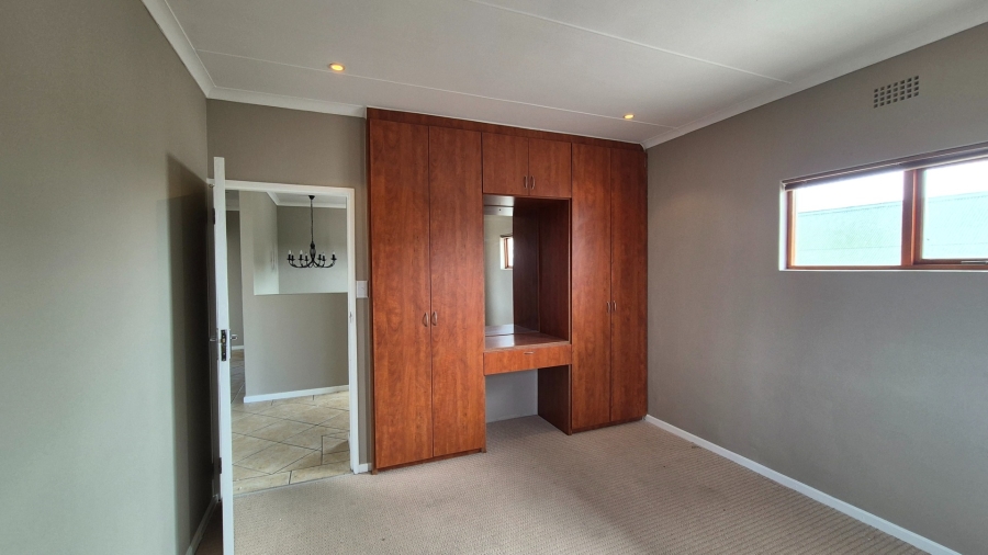 5 Bedroom Property for Sale in Country Club Western Cape